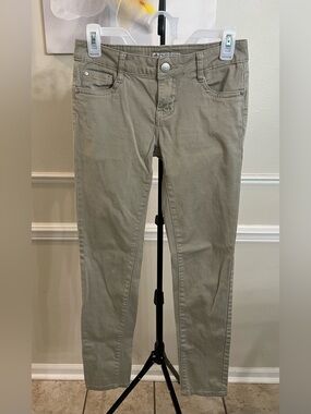 Love Culture Juniors Khaki Skinny Pants! Size 5.